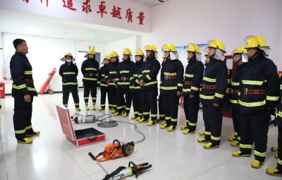 ɭ��������-׷�󽡿�,����һ��ɳ���˾��չ�����徲������ѵ